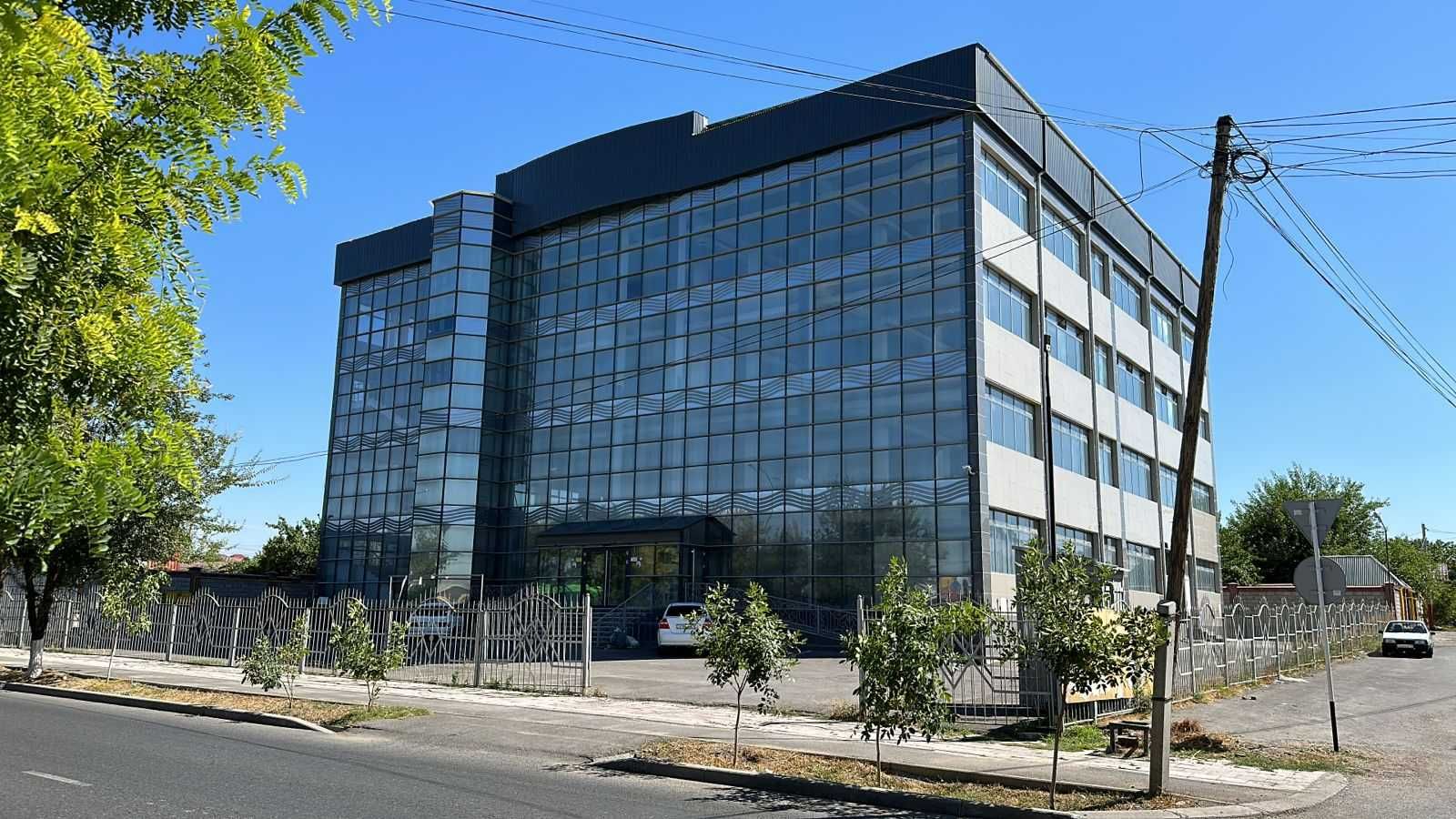 Сдается в аренду 200кв торговая или офисная площадь 2й этаж