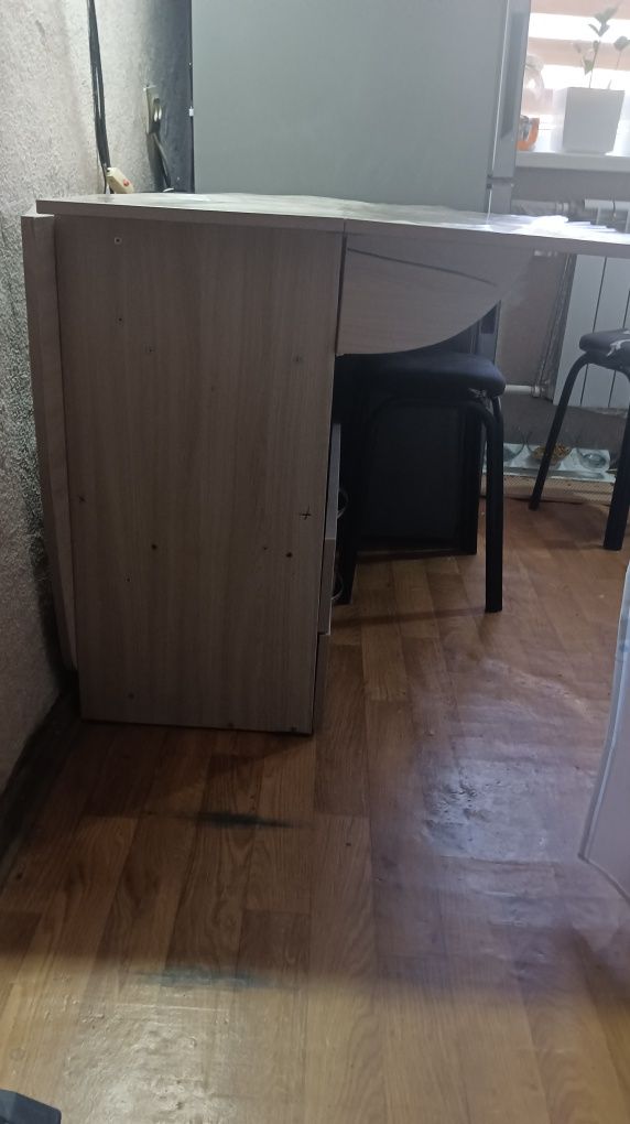 Продам стол книжку.