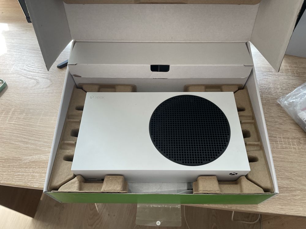 Xbox series S с геймпадом и ориг коробкой и с сменными аккумулятороми