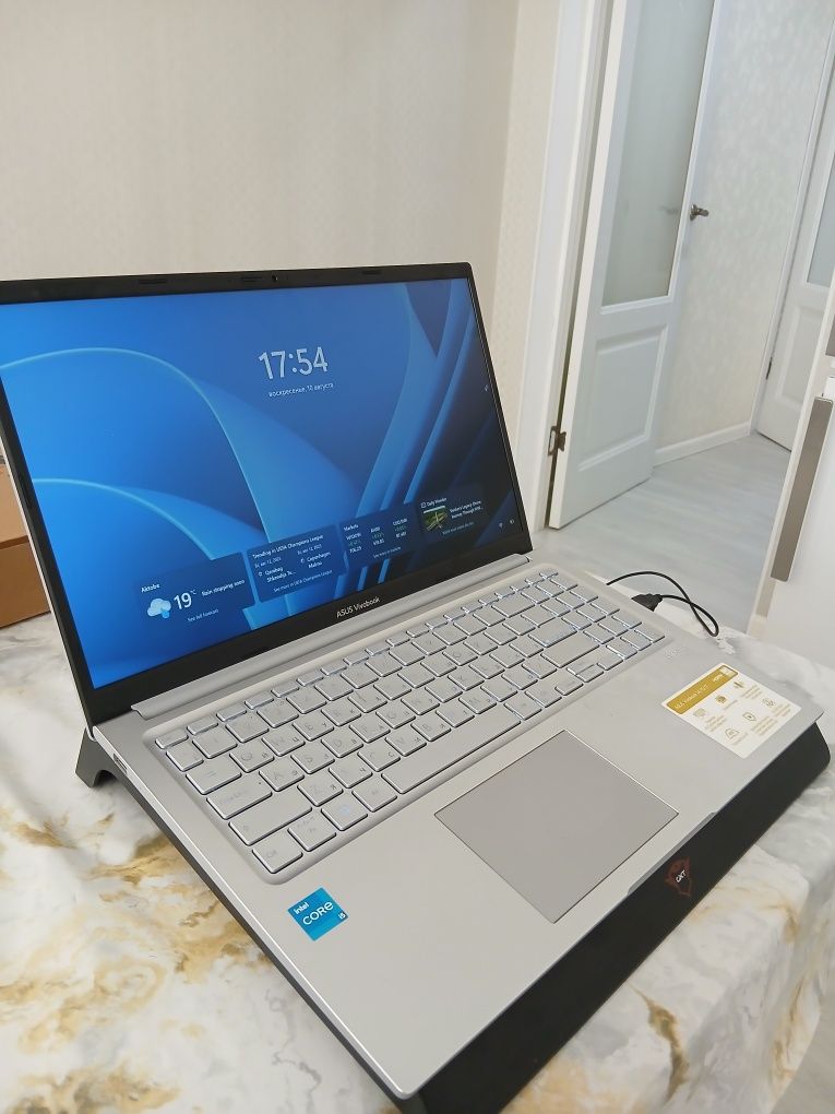 Продам ноутбук Asus vivobook x1504z в идеальном состоянии.