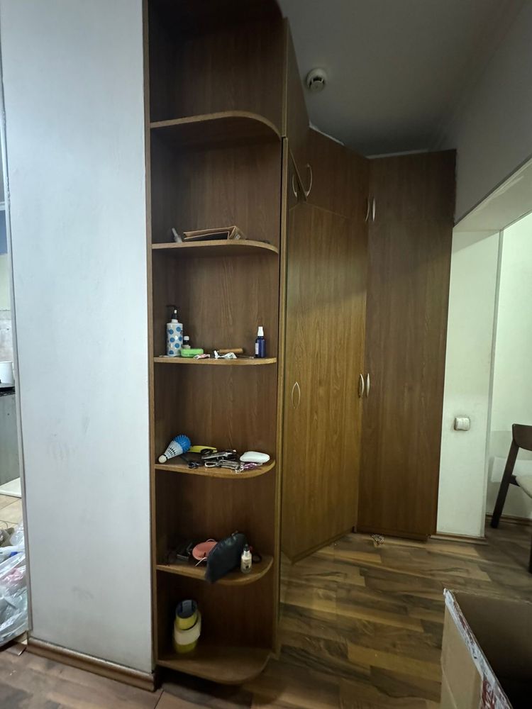 Продам хороший угловой шкаф б/у