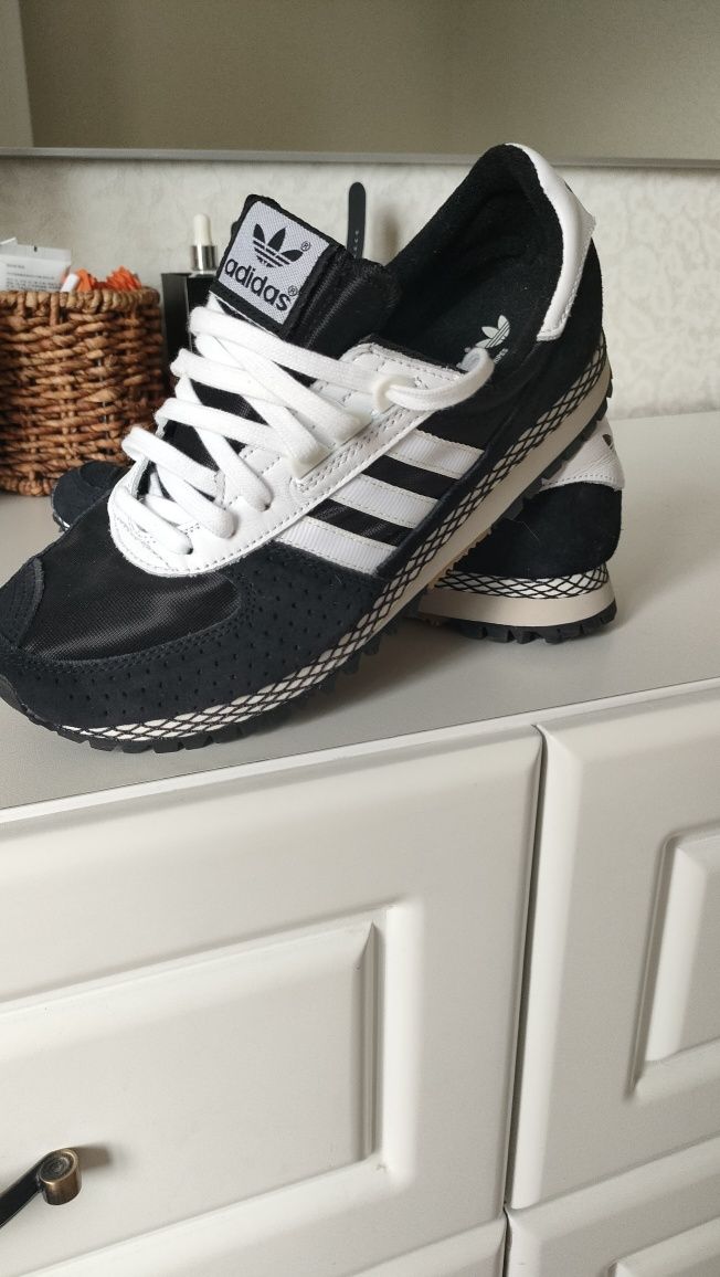 Кроссовки adidas