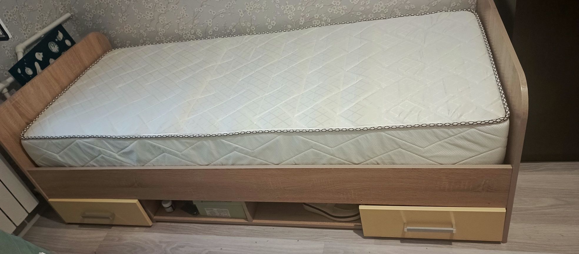 Продам кровать с матрасом