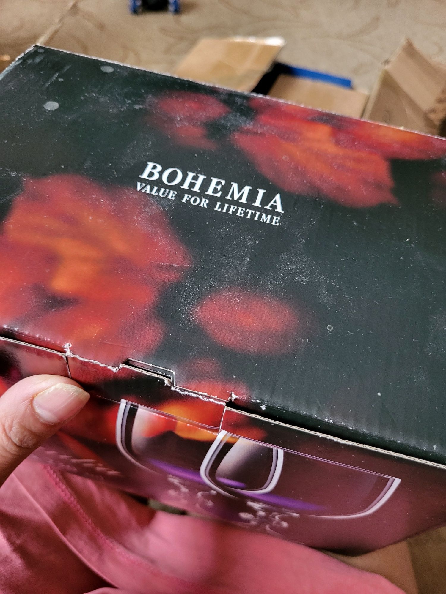 Фужеры для вина, с золотой коемкой.