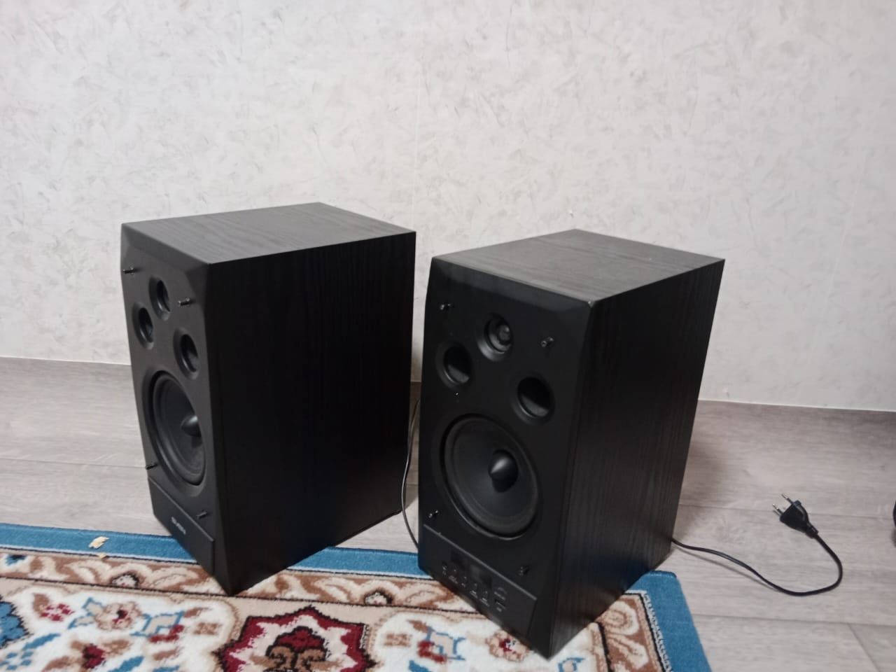 Продам блютуз колонку.