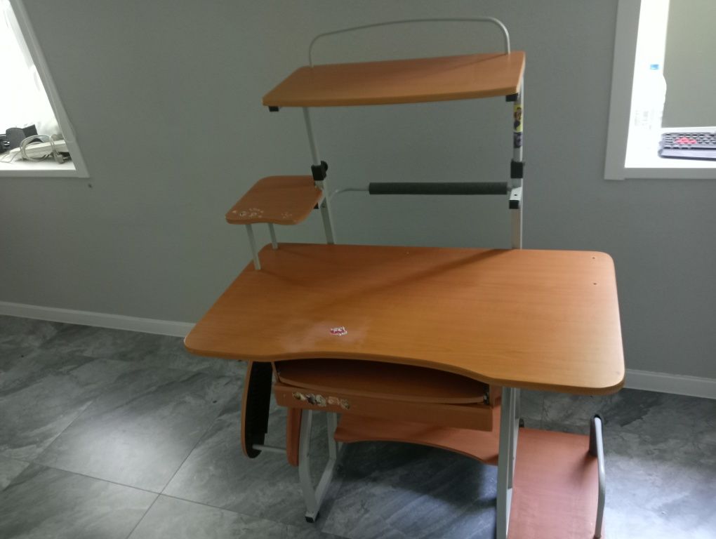 Стол компьютерный
