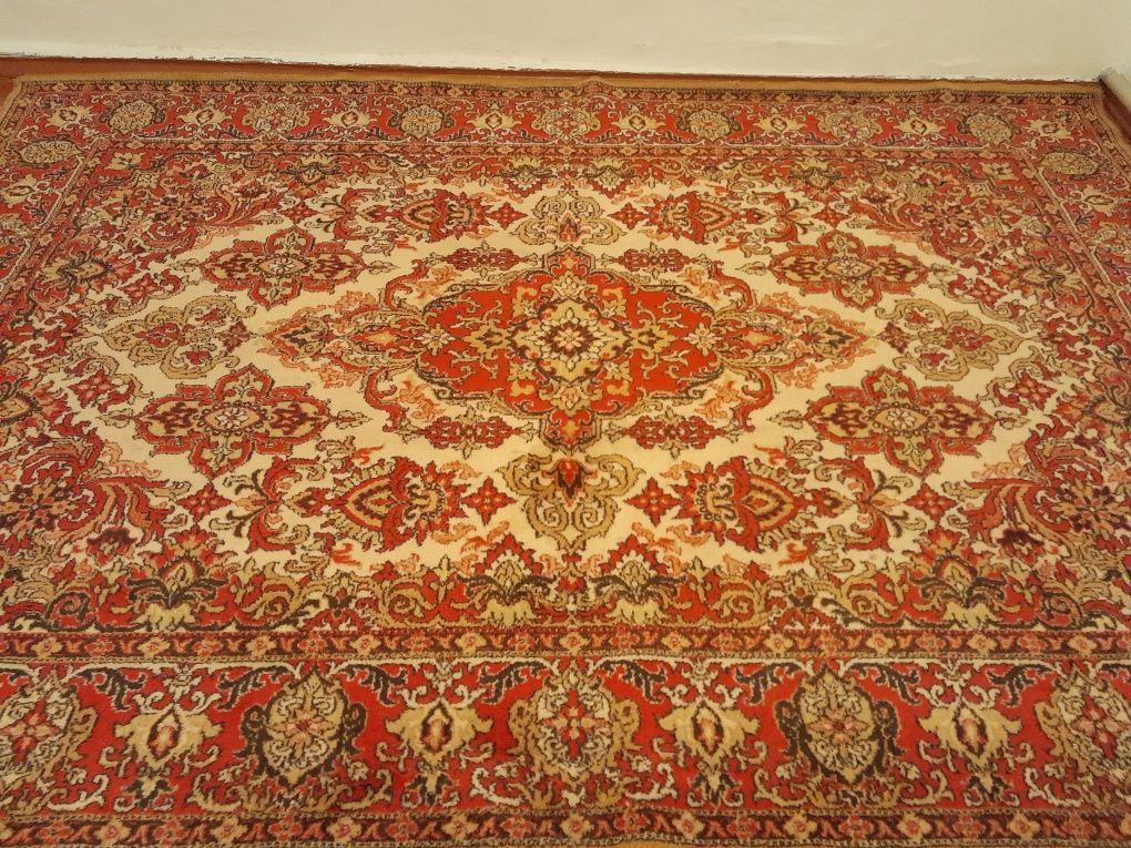 Продам б/у шерстяные ковры .