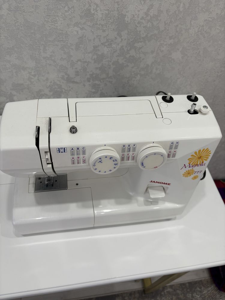 Продам швейную машинку Janome