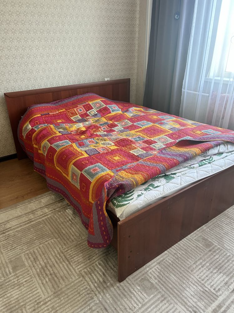 Продается двухспальняя кровать с матрасом