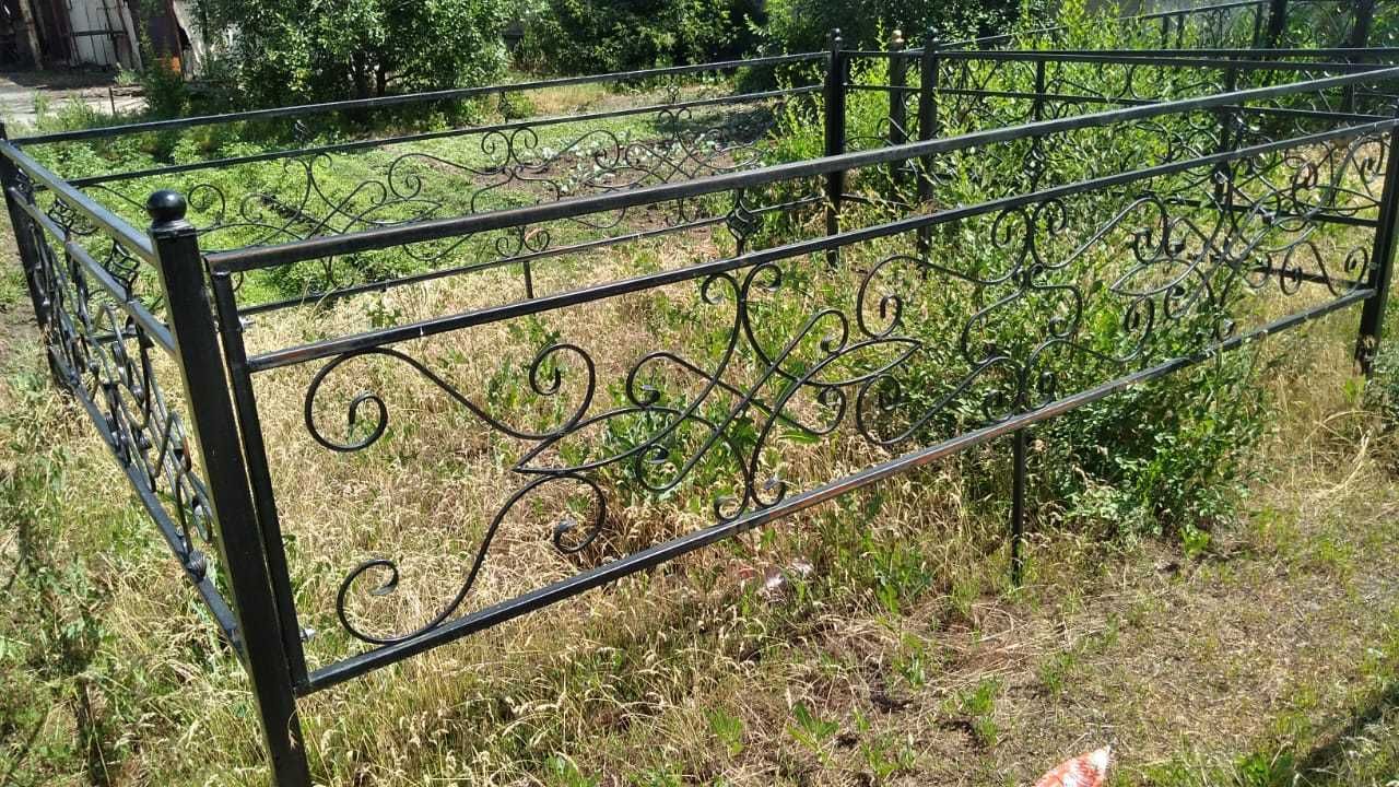 Металлические кованые оградки для могилы (на кладбище). Ограждения.