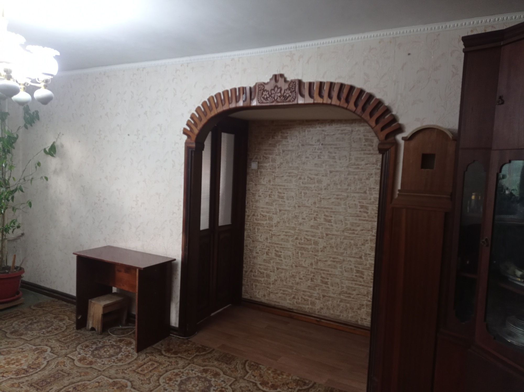 Продам квартиру трехкомнатную