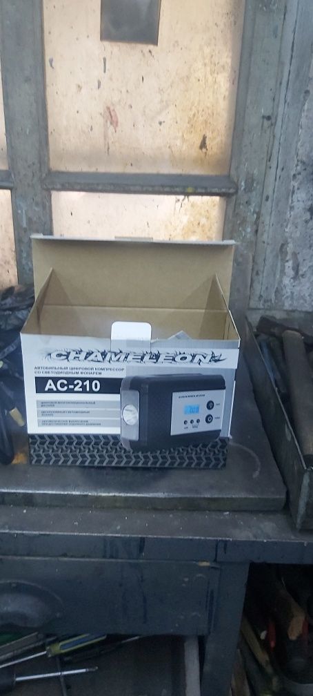 Автомобильный компресор для подкачки шин