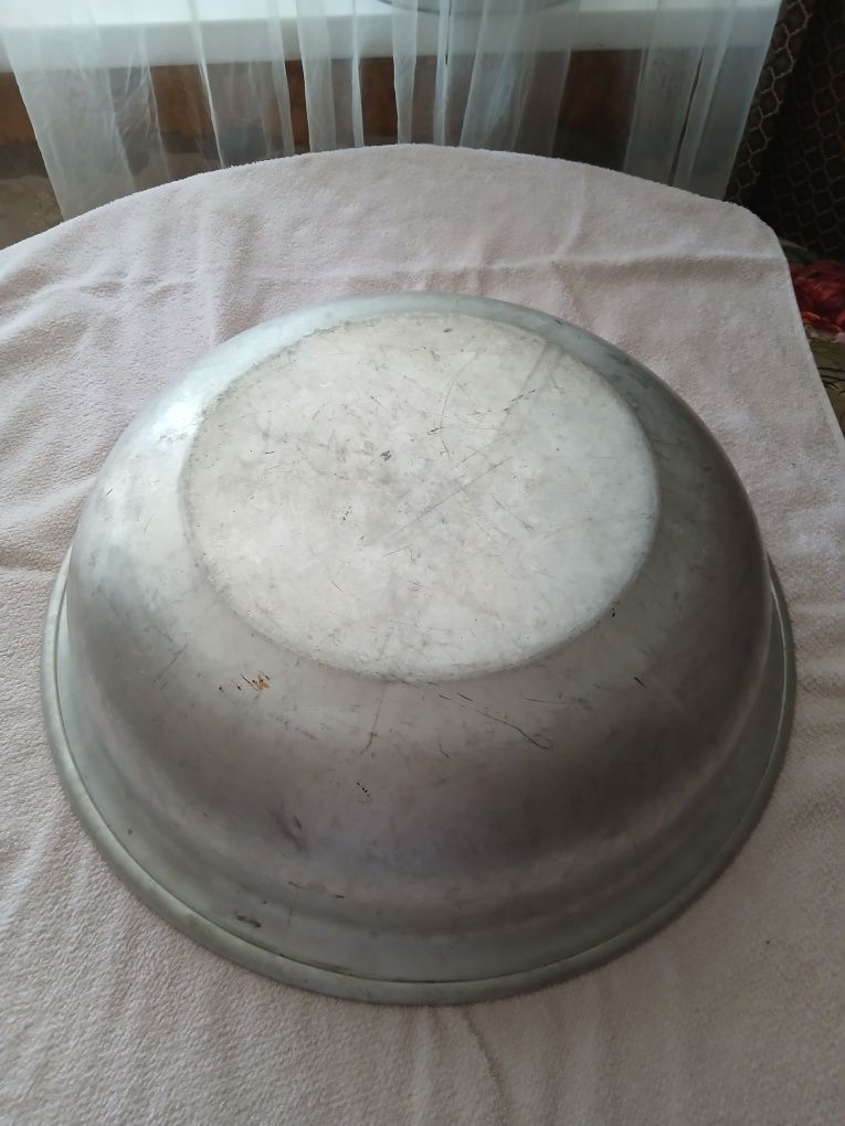 Продам 2 тазик. 1 алюминиевый и 1 эмалированный