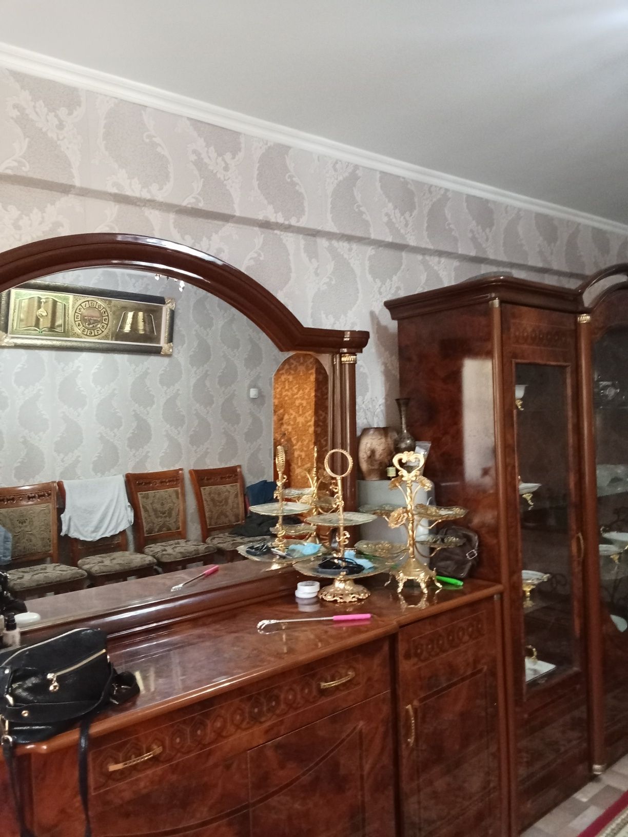 Срочно продам Гостиный сервант с зеркалом состояния очень хороший