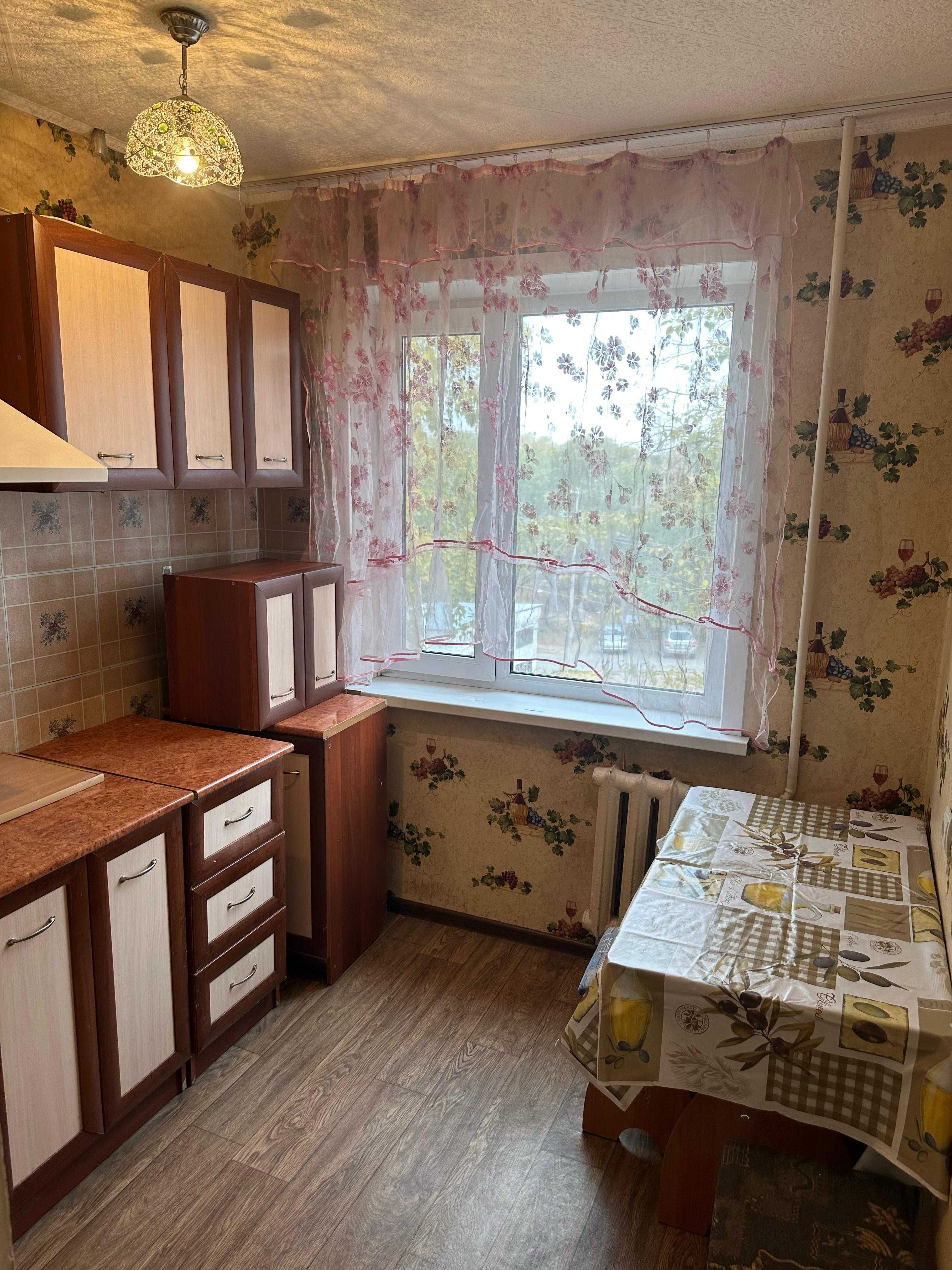 Продам 2 комнатную  квартиру  на 6 мкр 3/5 эт
