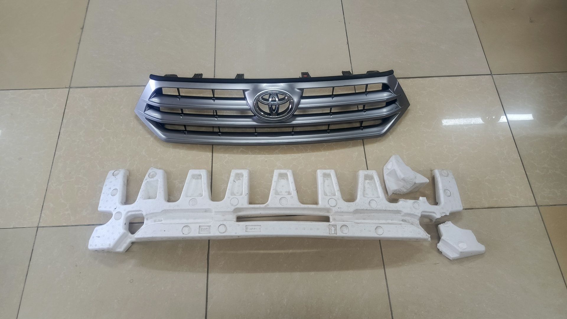 Решотка Toyota Highlander оригинал + абсорбер