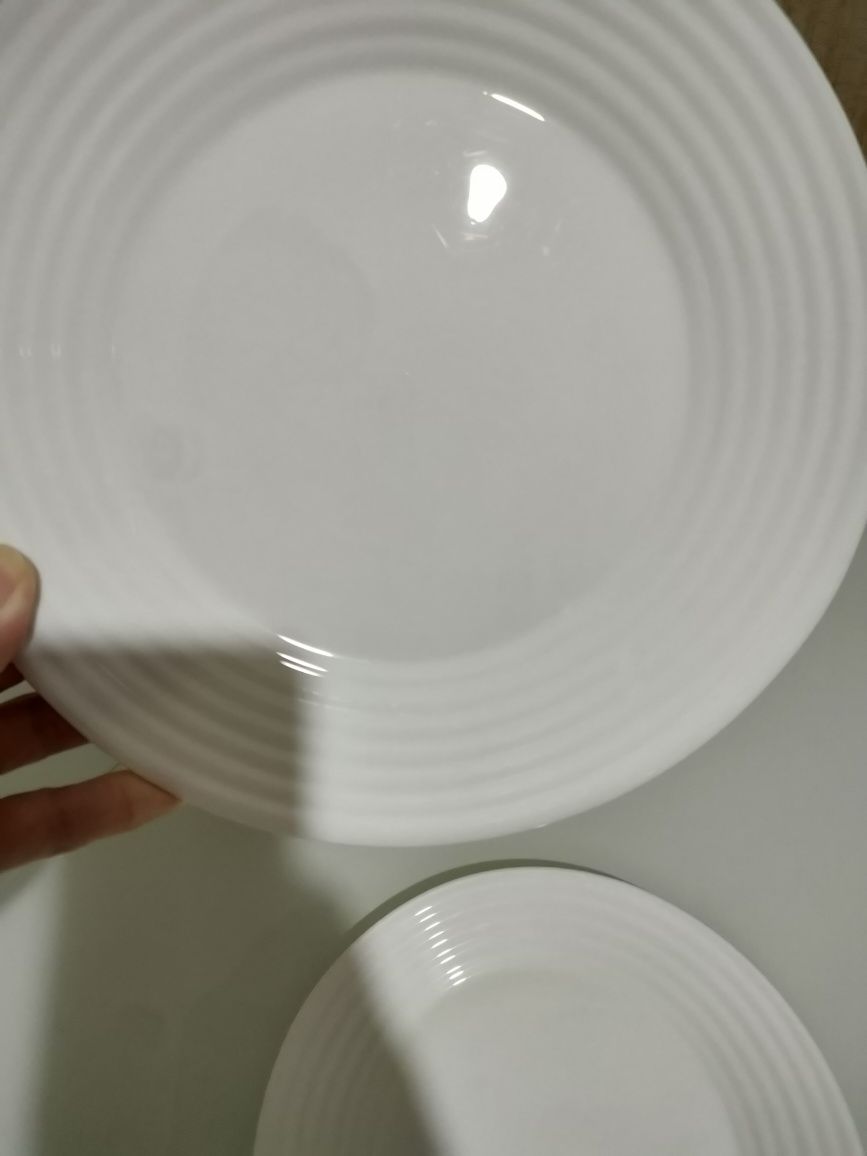 Продам Luminarc белые тарелки (в подарок салатники)