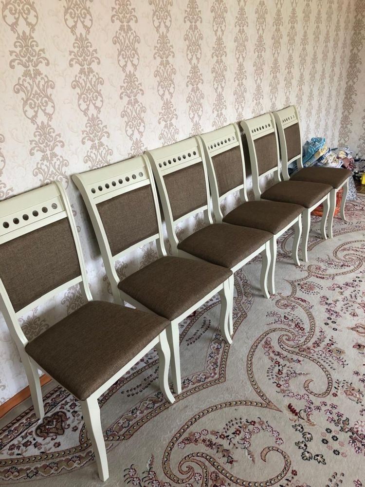 продам стол стулья и сервант + в подарок спальный гаритур