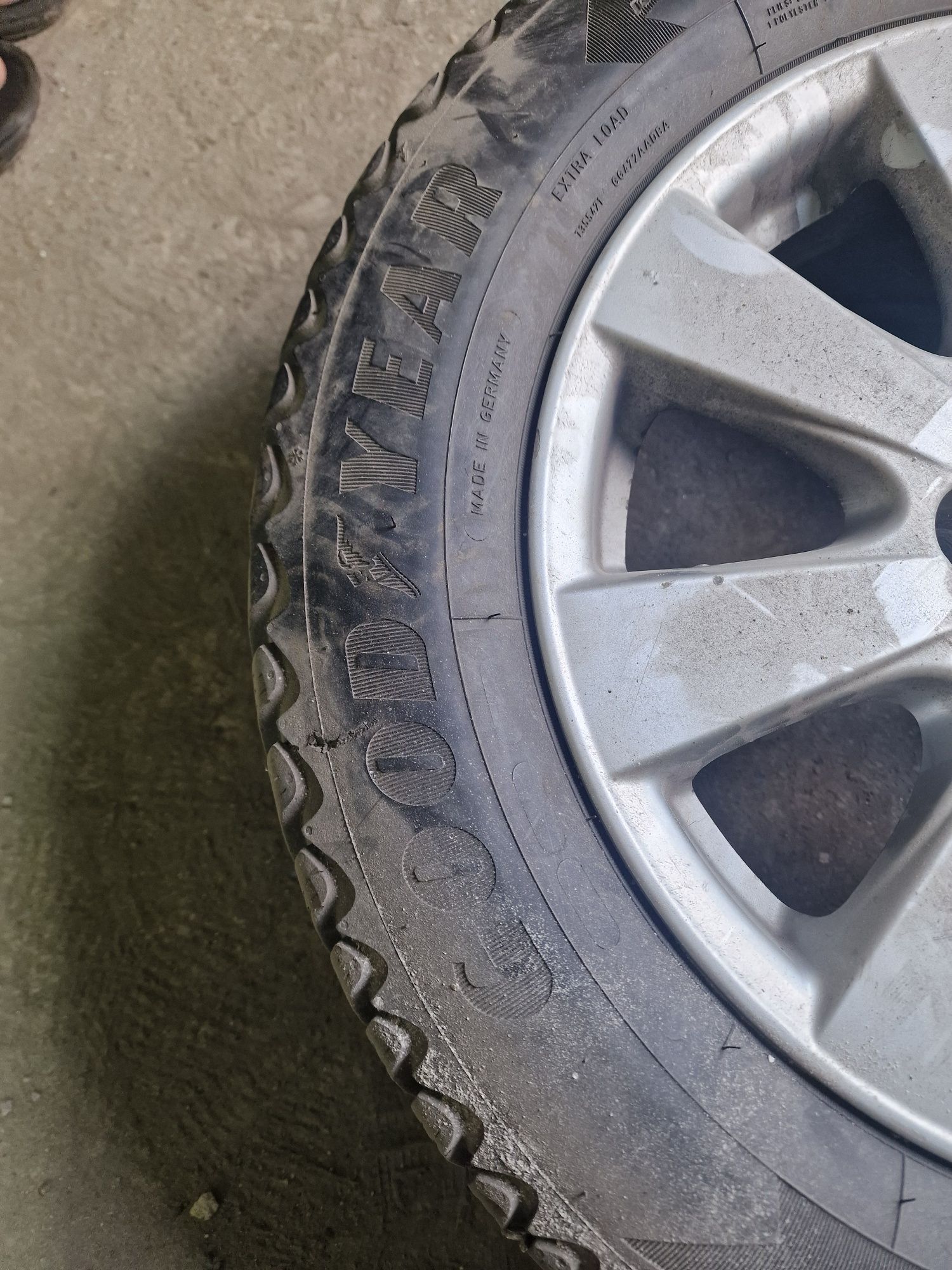 Продам шину шипованную  резину зима 215/60/16