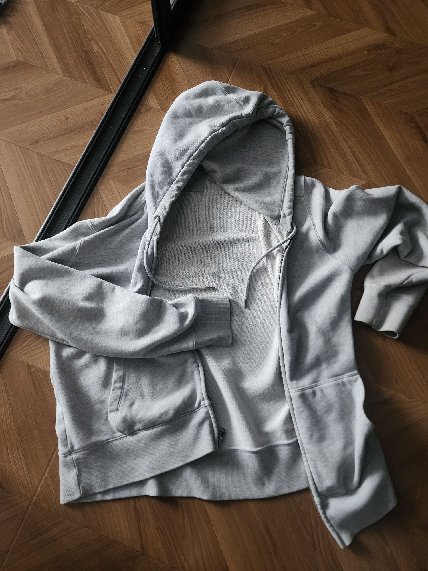 Продам ветровку с капюшоном