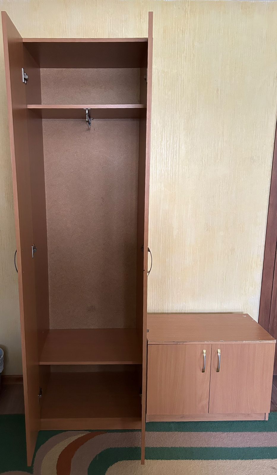 Прихожая: шкаф, тумбочка, вешалка