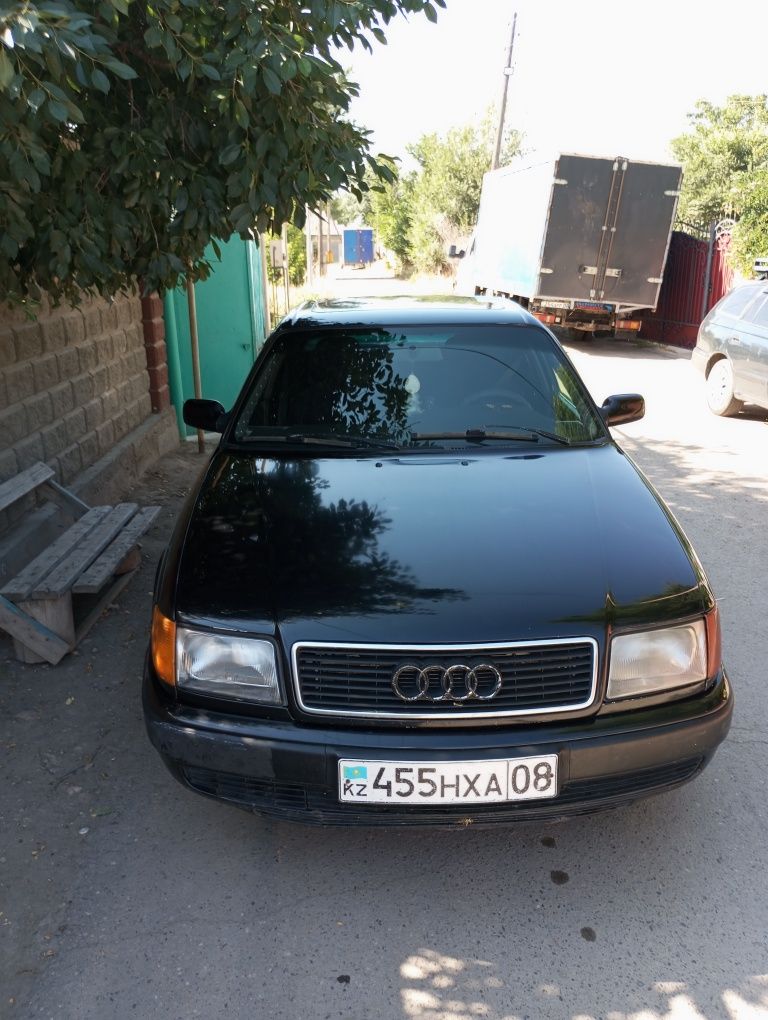 Audi 100 автомобиль