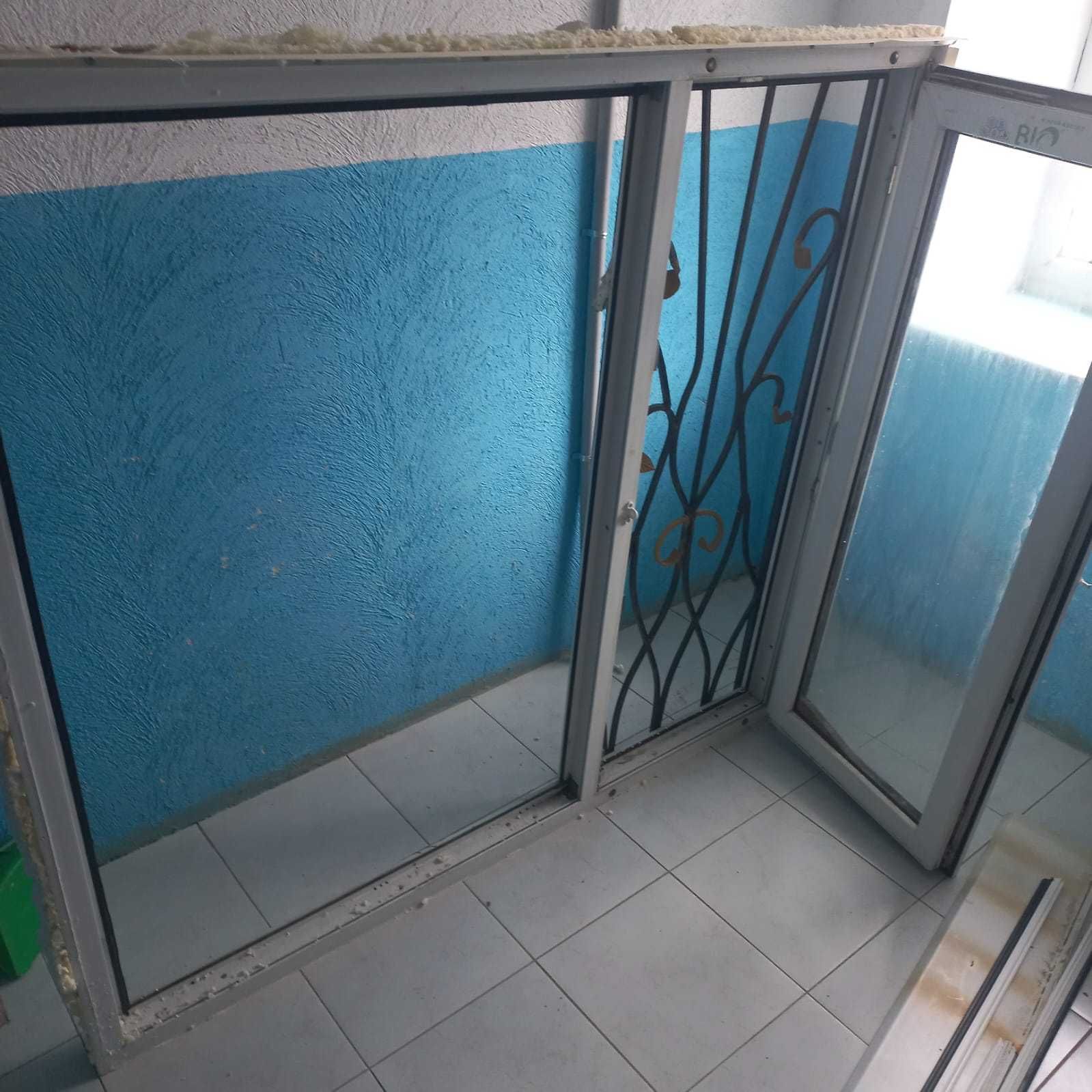 Продам пластиковые окна с защитной решеткой. Недорого. Срочно
