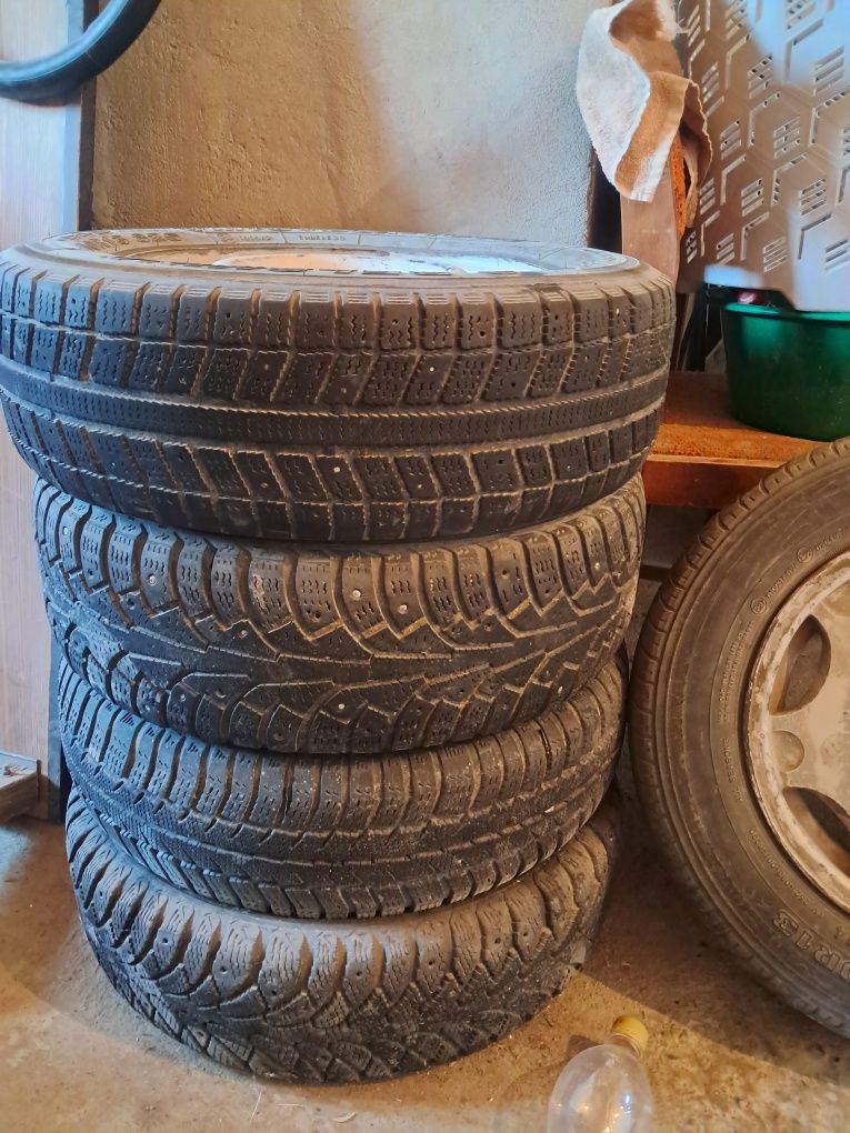 Продам резину состояние нормальное одна запаска