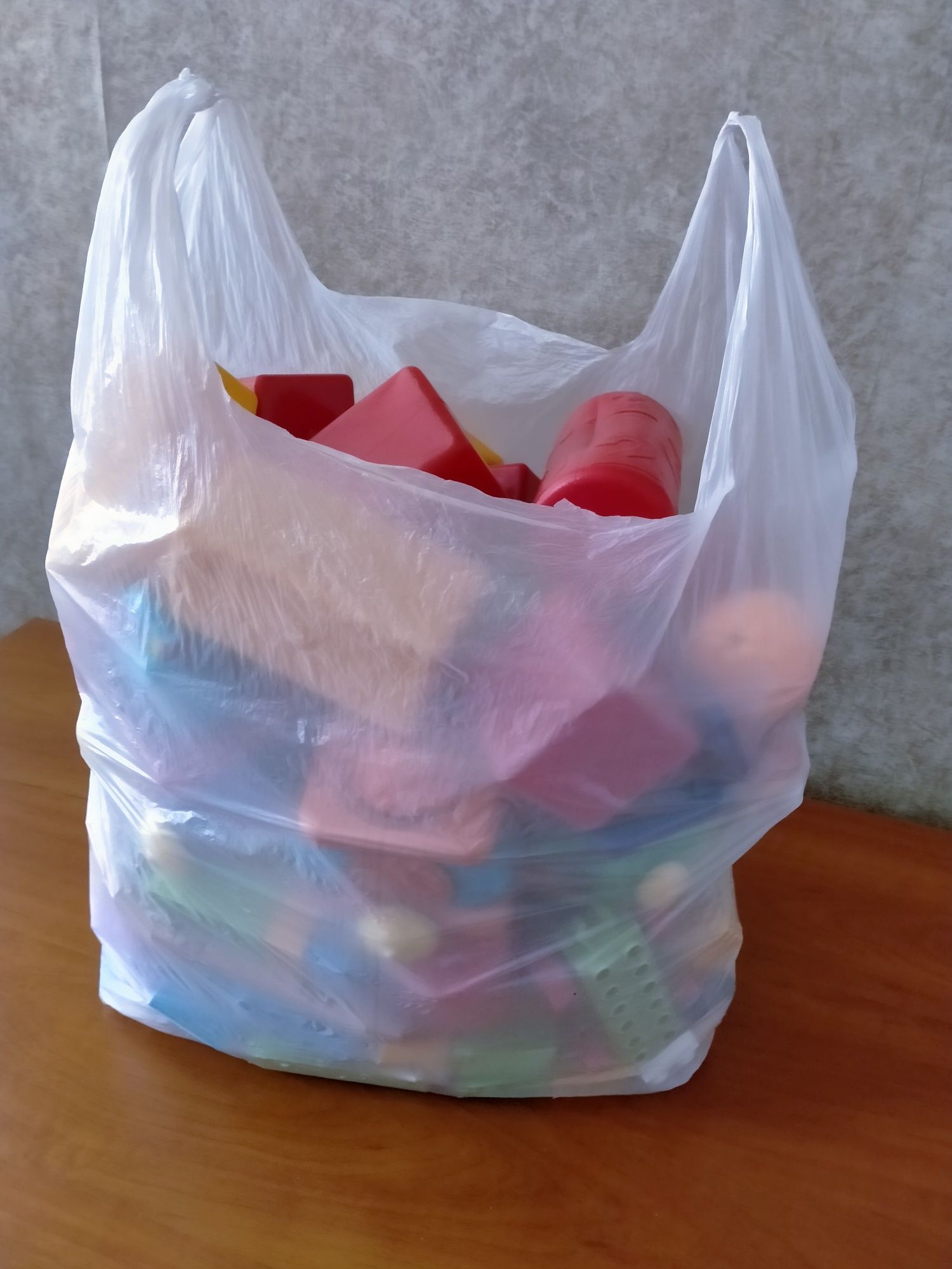 Продам пакет игрушек с конструктором в одни руки.