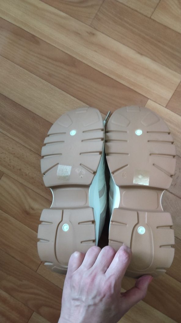 Продам женские кроссовки