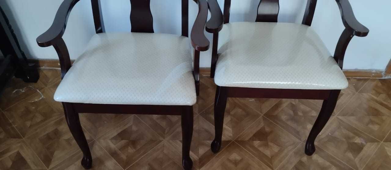 Кресло. Натуральное дерево. Резные ножки и спинка