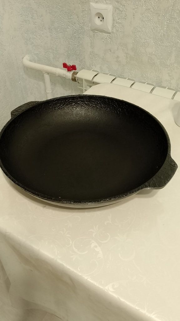 Продам чугунную сковороду. Адрес 12 мкр.