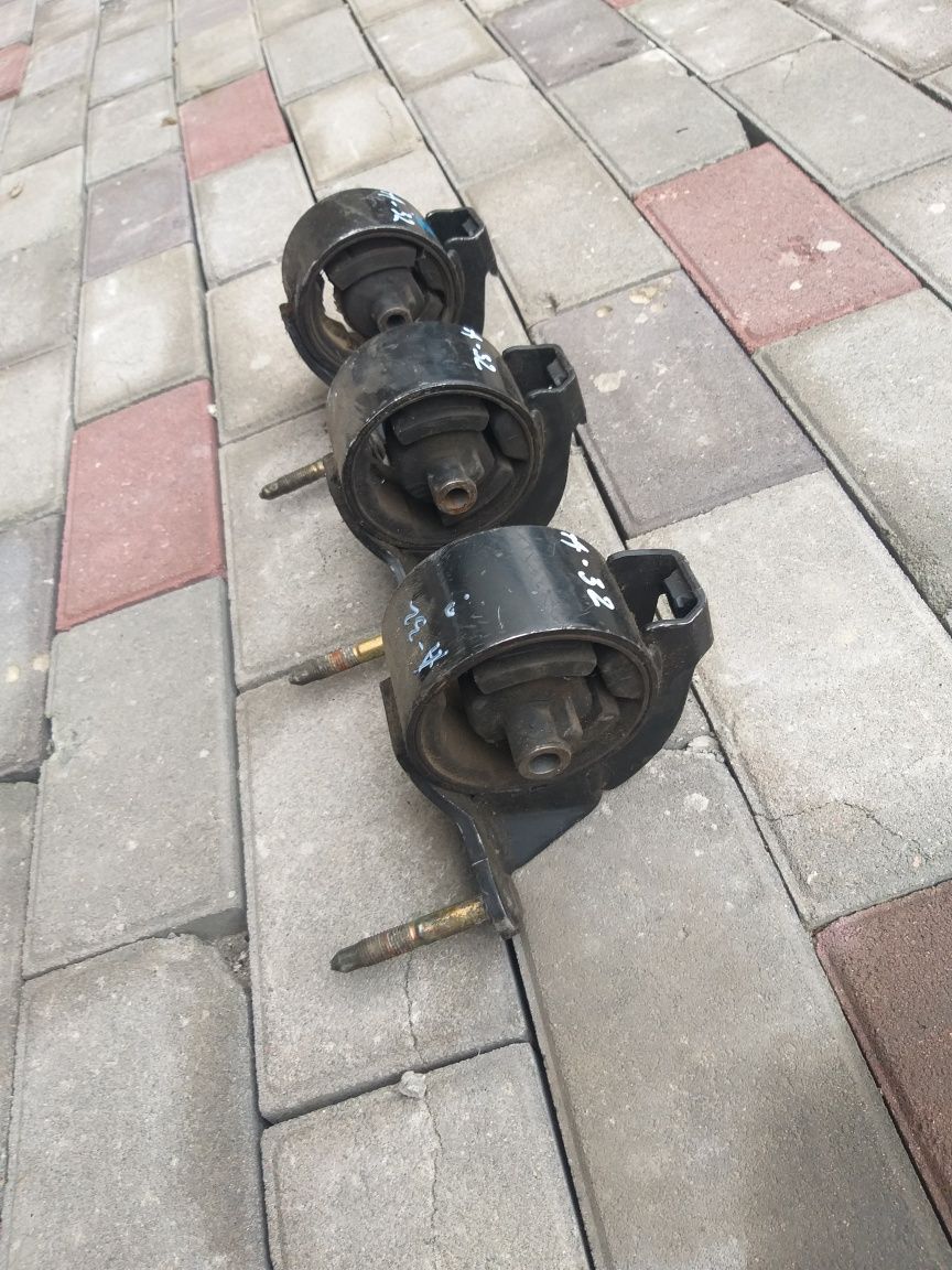 Подушка двигателя Nissan Cefiro Maxima A32