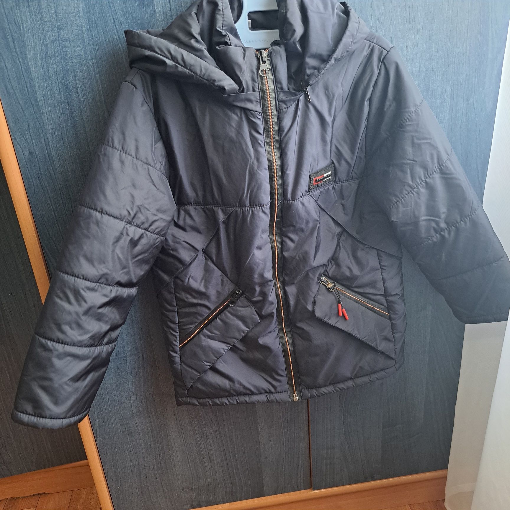 Продам куртки 104,3,4,6,л