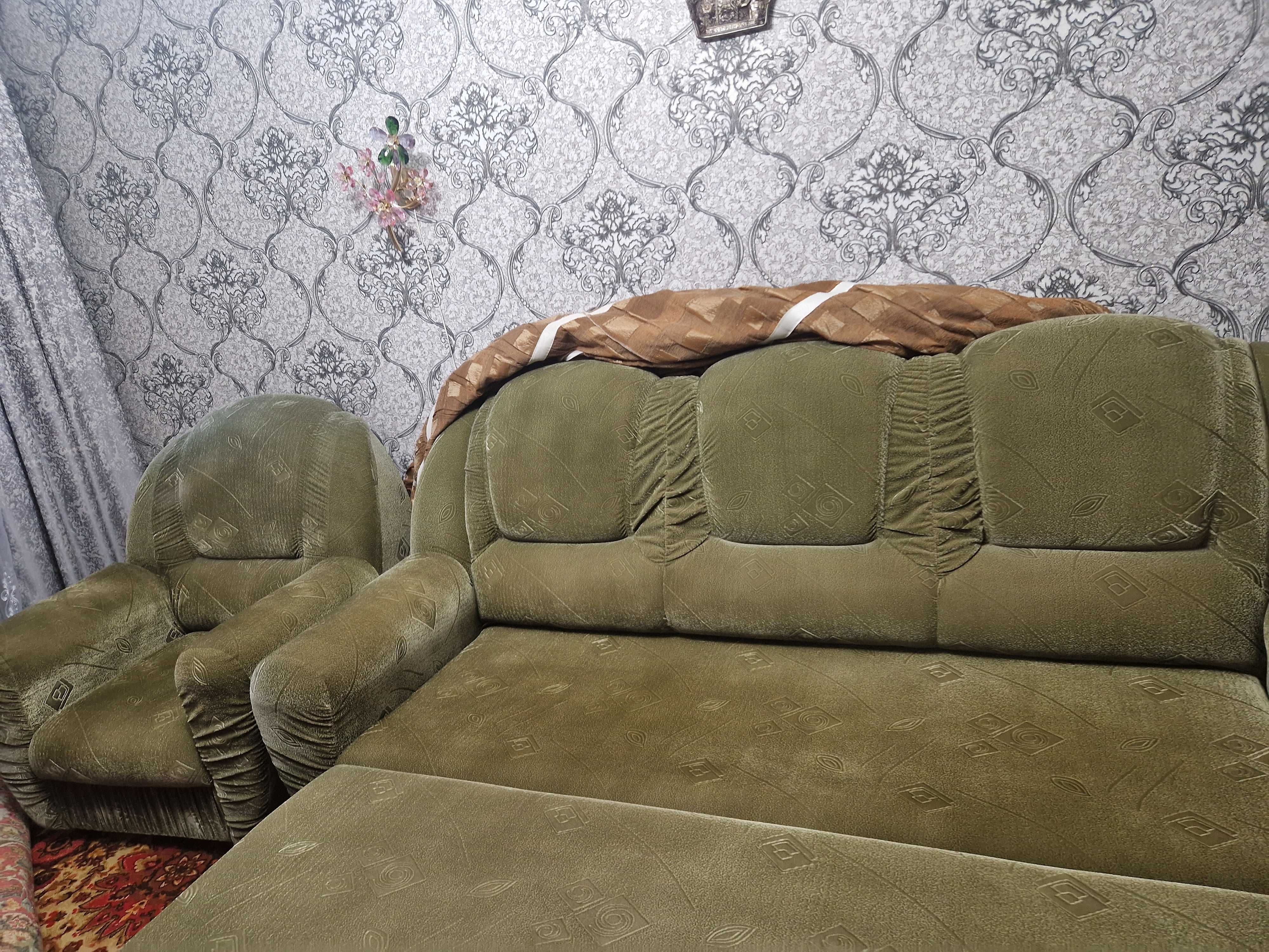 Продам диван в двумя креслами