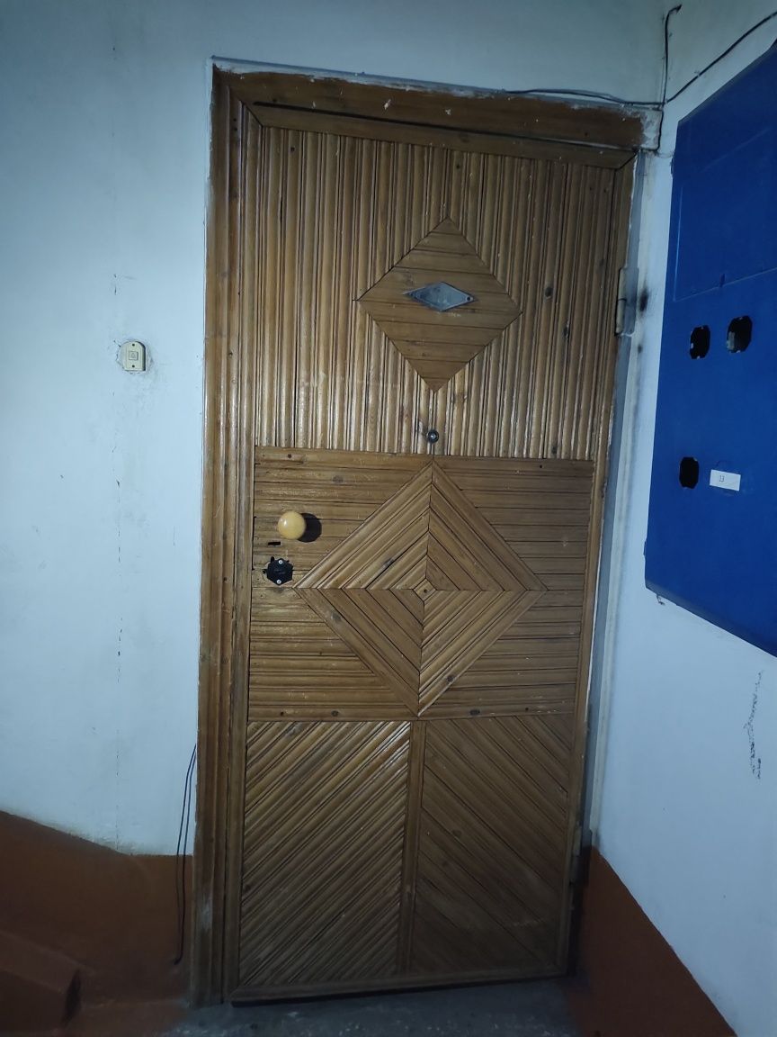 Продам б/у дверь