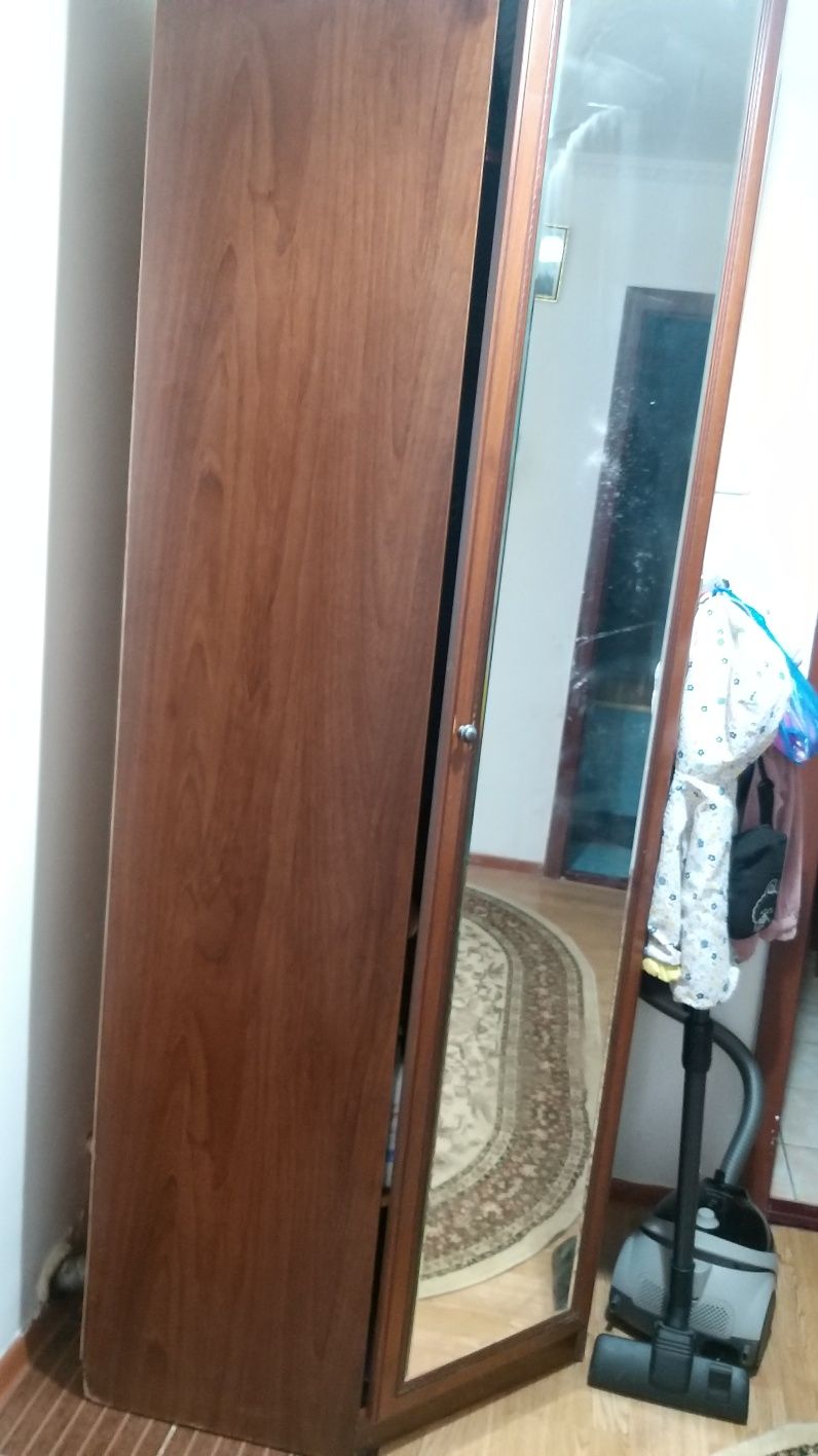 Продам угловой шкаф прихожей с зеркалом