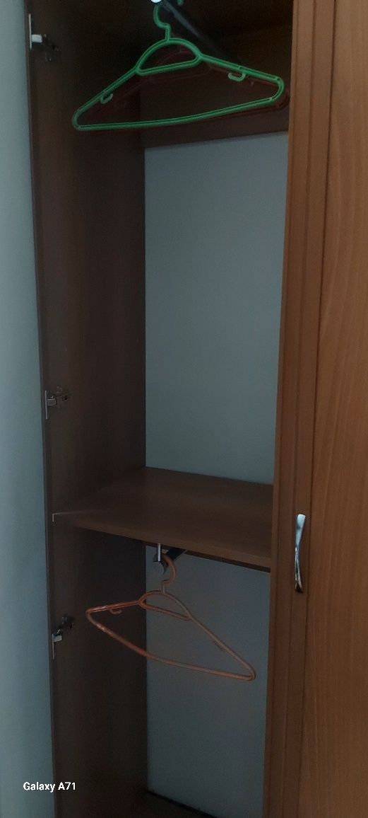 Продам шкаф с зеркалом