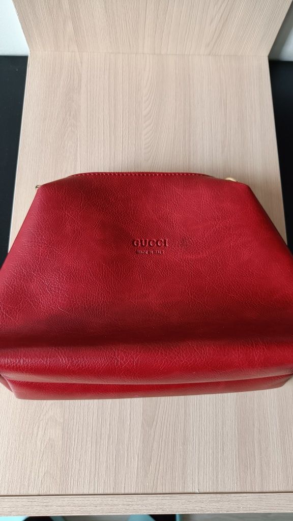 Сумка Gucci, красного цвета, в отличном состоянии