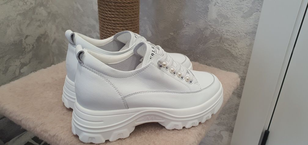 Продам кроссовки кожанные