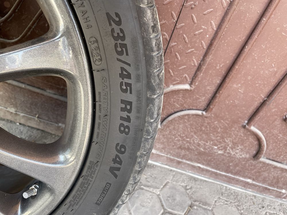 Продам 4 диска с баллонами, размер 235/45/R18 (Япония). Цена 200000