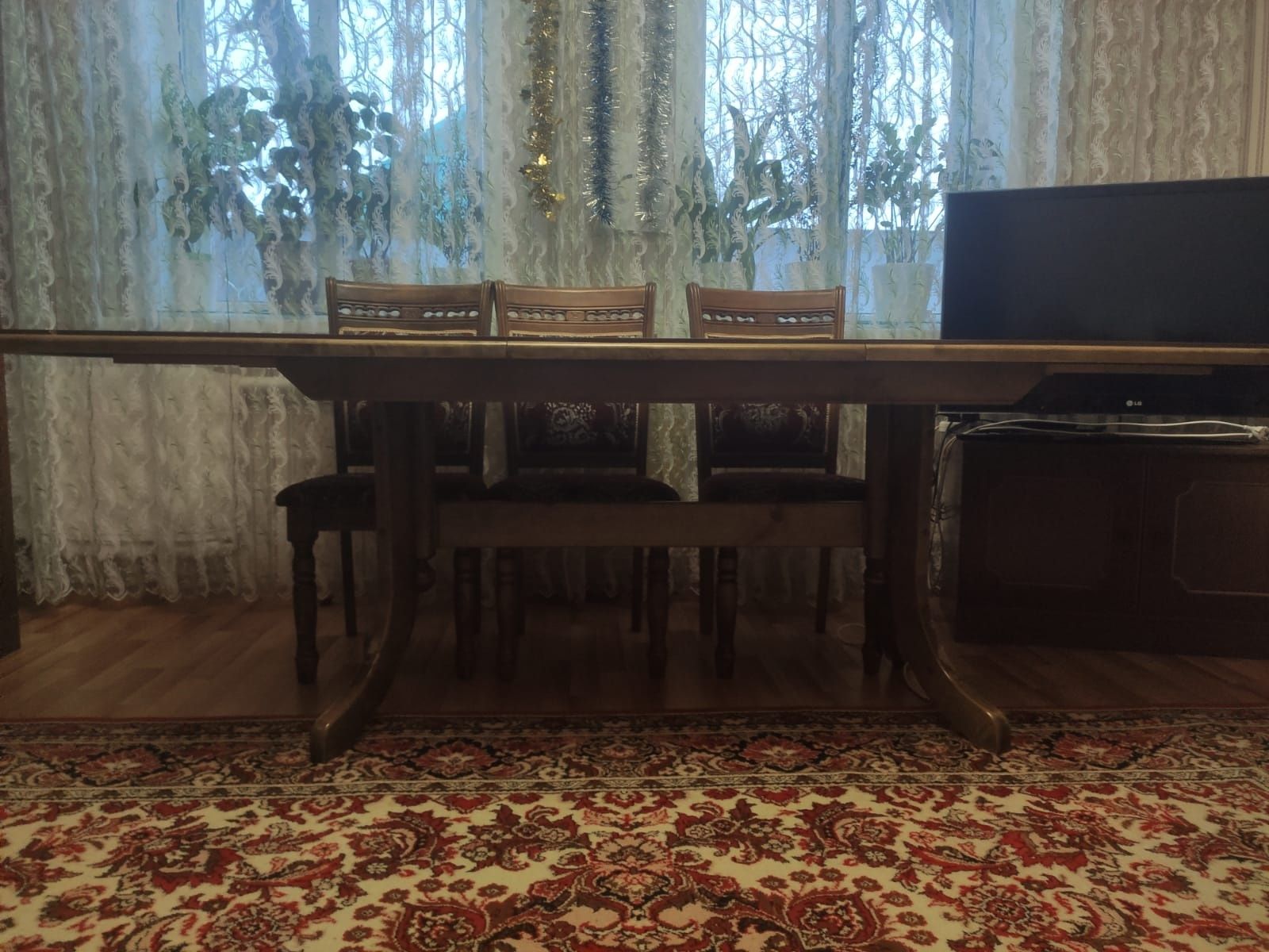 Продам стол и 6 стульев