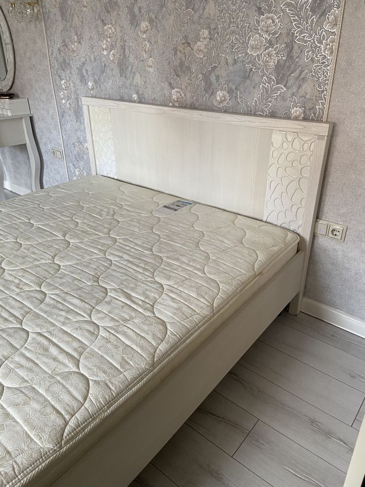 Двухспальняя кровать,туалетный столик,зеркало и матрас