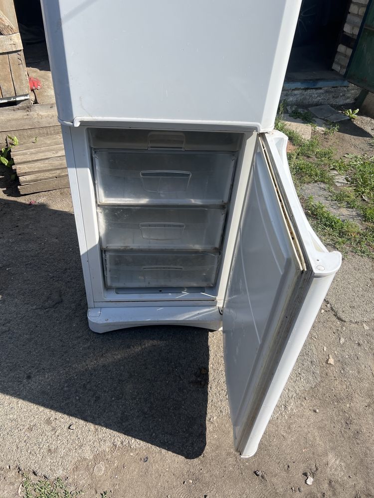 Продам холодильник indesit 2 компрессорный