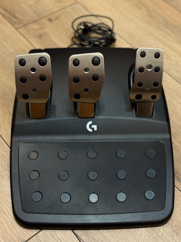 Продаю игровой руль Logitech G923