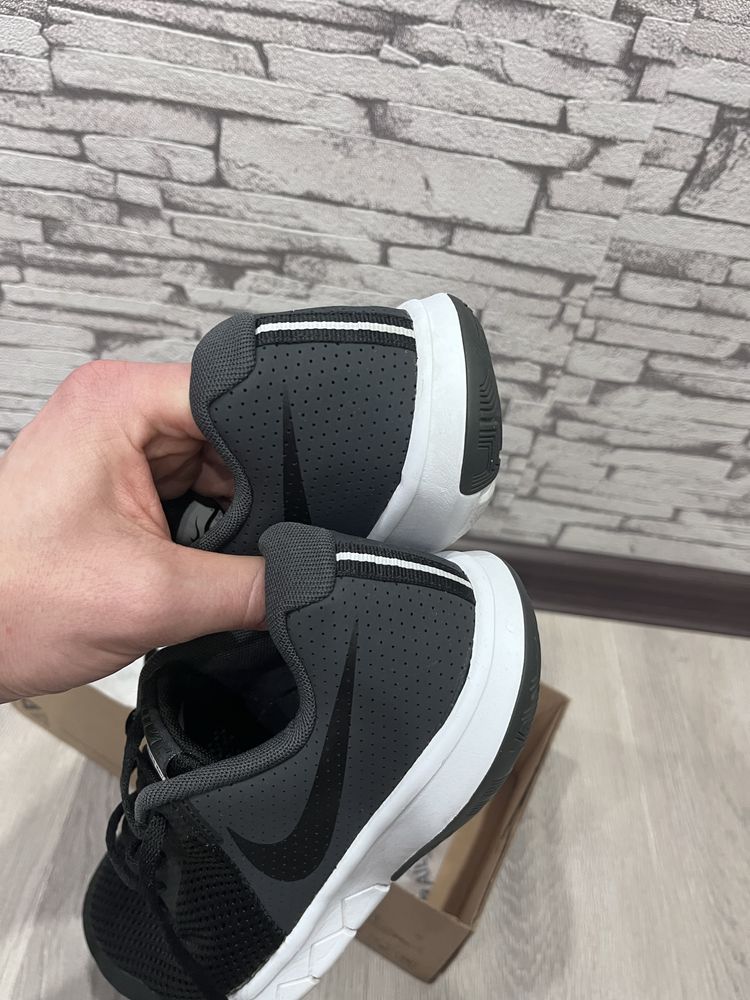 Кроссовки женские Nike р-р 37.5 (маломерят)