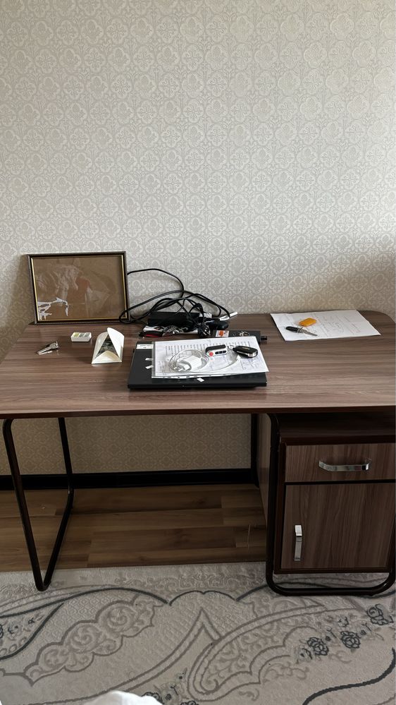 Отдам даром. Рабочий стол, сандық.