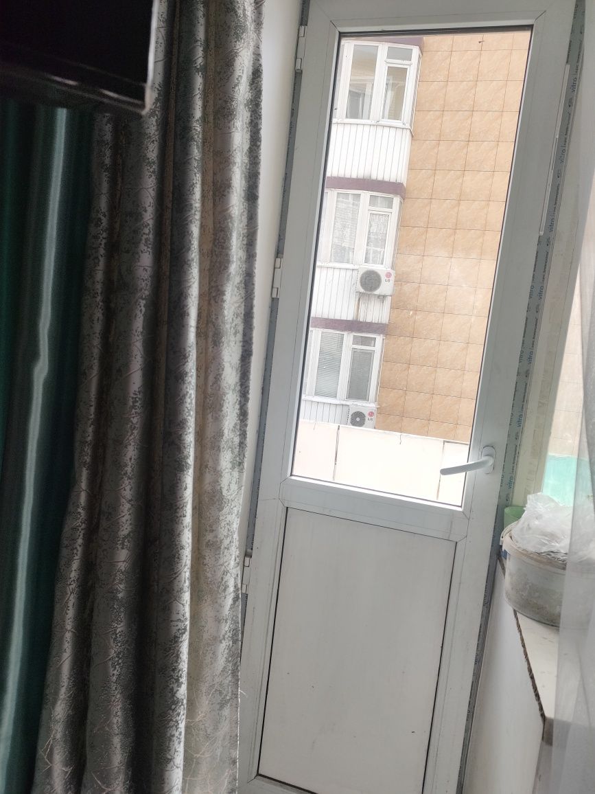 Продам пластиковую дверь