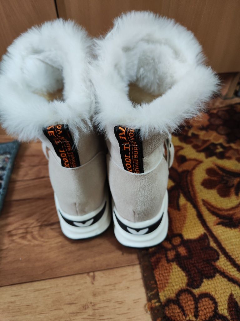 Продам сапожки женские и костюмчик