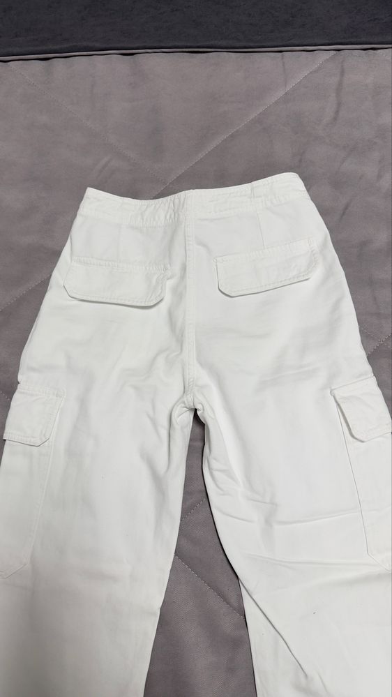 Белые джинсы карго Zara